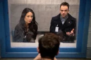 Befinden sich nach einem Mordfall plötzlich mitten in einem Online-Krieg: Watson (Lucy Liu, l.) und Holmes (Jonny Lee Miller, r.) ...