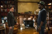 Holmes (Jonny Lee Miller, l.) erfährt Wichtiges über seinen Sponsor Alfredo (Ato Essandoh, r.) ...