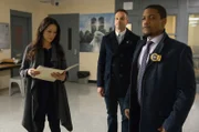 Nach dem Mord an einem Richter nehmen Holmes (Jonny Lee Miller, M.), Watson (Lucy Liu, l.) und Detective Bell (Jon Michael Hill, r.) die Ermittlungen auf ...