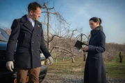 Als ein Mitglied aus Holmes Imker Community unter mysteriösen Umständen ums Leben kommt, schauen sich Holmes (Jonny Lee Miller, l.) und Watson (Lucy Liu, r.) den Tatort genauer an ... Als ein Mitglied aus Holmes Imker Community unter mysteriösen Umständen ums Leben kommt, schauen sich Holmes (Jonny Lee Miller, l.) und Watson (Lucy Liu, r.) den Tatort genauer an ...