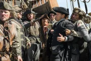 Captain Raines (Richard Dillane, 2., v.l.) und Jamie Fraser (Sam Heughan, 2., v.r.)