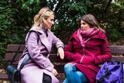 Pauline (Maike-Johanna Reuter, r.) spricht mit Isabelle (Ania Niedieck) über ihre Selbstzweifel.