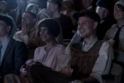 Vicky (Naemi Florez, l.) und Harry (Ludwig Simon, r.) im Kino.