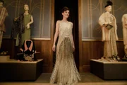 Frau Berg (Olivia Lina Gasche) trägt ein besonderes Kleid - entworfen von Guido Maria Kretschmer.
