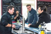 Christoph (Lars Korten, M.) und Maximilian (Francisco Medina, r.) sind bei Marian (Sam Eisenstein, l.) im Lokal und suchen einen Ausweg aus ihrer Misere.