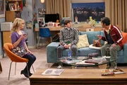 Während Sheldon mit seinem wissenschaftlichen Versagen hadert, zieht Raj (Kunal Nayyar, r.) mit seinem Hund bei Bernadette (Melissa Rauch, l.) und Howard (Simon Helberg, M.) ein, denn sein Apartment wird renoviert. Probleme sind vorprogrammiert ...