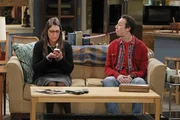 Als Sheldon für eine Weile nach Texas reist, überlegen Amy (Mayim Bialik, l.) und Stuart (Kevin Sussman, r.) beim gemeinsamen Weihnachtsbaum-Schmücken, wie ihr Leben aussehen würde, wenn sie Sheldon niemals kennengelernt hätten ...
