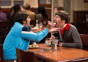 Howard (Simon Helberg, l.) und Raj (Kunal Nayyar, r.) überlegen, was aus ihnen geworden wäre - wenn sie Sheldon nicht getroffen hätten ...