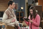 Amy (Mayim Bialik, r.) versucht Sheldon (Jim Parsons, l.) davon zu überzeugen, einen Esstisch für seine Wohnung zu kaufen. Doch Sheldon ist gegen jede Veränderung in seinem Leben ...