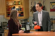 Sheldon (Jim Parsons, r.) behauptet, dass er und Amy (Mayim Bialik, l.) das "&uuml;berlegene P&auml;rchen" sind. Penny und Leonard wollen ihm das Gegenteil beweisen ...