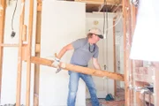 Um einem Vietnam Veteranen und seiner Frau ein Traumhaus zu kreieren, packt Chip Gaines ordentlich mit an und bekommt dabei sogar prominente Unterstützung ...