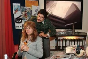 Rokko (Manuel Cortez, r.) versteht nicht, warum Lisa (Alexandra Neldel, l.) ihre Entscheidungen nicht ohne David treffen will. (Dieses Foto von Alexandra Neldel darf nur in Zusammenhang mit der Berichterstattung über die Serie "Verliebt in Berlin" veröffentlicht und verbreitet werden.)