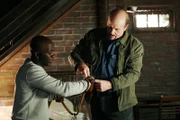 Monroe (Michael Ironside, r.) verschafft sich Zutritt in das Haus der Applewhites und findet schließlich Caleb (Nashawn Kearse, l.) im Keller. Als er ihn befreien möchte, kommt es zu einem unerwarteten Unfall ...