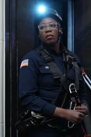Werden die Probleme in ihrem Privatleben einen Einfluss auf Hens (Aisha Hinds) Job haben?