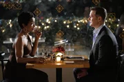 Athena (Angela Bassett, l.) und Bobby (Peter Krause, r.) treffen sich, nachdem ein erschütternder Fall sie bei mitnimmt. Unterdessen tauchen immer wieder verärgerte Frauen bei Buck auf, denen er angeblich Avancen gemacht haben soll ... Athena (Angela Bassett, l.) und Bobby (Peter Krause, r.) treffen sich, nachdem ein erschütternder Fall sie bei mitnimmt. Unterdessen tauchen immer wieder verärgerte Frauen bei Buck auf, denen er angeblich Avancen gemacht haben soll ...