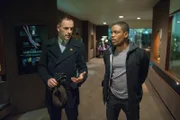 Während Watson anderweitig beschäftigt ist, muss Holmes (Jonny Lee Miller, l.) mit Bell (Jon Michael Hill, r.) zusammen arbeiten ...