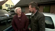 Für Vollzeittaxifahrerin Rosa macht ein Bandscheibenleiden den täglichen Arbeitsweg zunehmend schwieriger. Gesucht: Ein Auto mit hohem Einstieg!