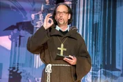 Acht bekannte Entertainer:innen mit Ausschnitten aus ihren besten Programmen. Mit dabei ist unter anderem Christoph Sonntag in seiner Glanzrolle als "Bruder Christopherus", der zu Beginn der Fastenzeit den Politikerinnen und Politikern die Leviten liest.