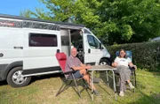 Ino (l) und Alix haben vor zwei Monaten ihr neues Wohnmobil gekauft, einen Challenger V217 von Trigano.