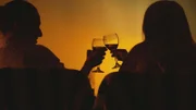 Zwei Personen trinken Wein