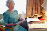 SRF DOK: Britisches Königshaus – Krönung einer Herrscherin Queen Elizabeth II beim Wahrnehmen ihrer Pflichten.