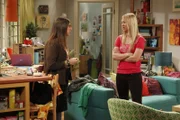 Penny bekommt Besuch von Amy (Mayim Bialik, l.), die sich als ihre beste Freundin genötigt sieht, Penny (Kaley Cuoco, r.) zur Seite zu stehen, da sich Leonard nun mit einer gebildeten, hübschen Frau zusammengetan hat ...