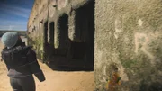 Zainab Adigun blickt auf einen Teil des Maulbeerhafens in Arromanches-les-Bains.
