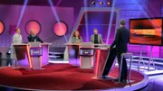 Moderator Florian Weber (re.) überprüft im Wissensquiz "Meister des Alltags" die Praxistauglichkeit seiner prominenten Kandidaten: v.li.: Enie van de Meiklokjes, Bodo Bach, Alice Hoffmann und Florian Schroeder (v. li.). „Meister des Alltags“ spendet seinen Gewinn einem guten Zweck.