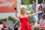 Mit treibenden Beats und kräftiger Altstimme wirbelt Laura Wilde über die Bühne der Unterhaltungsshow "Immer wieder sonntags", live übertragen aus dem Europa-Park Rust.