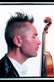 Nigel Kennedy erinnert sich: „Die Klassikwelt hat sich wie eine Zwangsjacke angefühlt. Ich musste etwas ändern, sonst wäre ich ausgestiegen.“