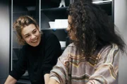 Ronja von Rönne (li.) trifft Leyla Piedayesh (re.), die mit 50 Jahren das Scheitern ihrer Beziehung und ihrer Firma erlebte, aber schließlich wieder Balance in ihr Leben brachte.