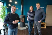 v.l.: Mark Millar, Helen und Simon in ihrem neuen Haus in Shropshire