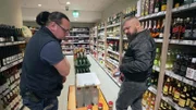 Sascha (li.) und Ibo merken bei der Inventur, dass zehn Flaschen Whiskey fehlen. Sie machen sich auf die Suche. Finden sie das Hochprozentige im Lager oder wurden die Flaschen gestohlen?