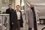 Bremer (Christian Tasche, re.) und Kolb (Arndt Schwering-Sohnrey, Mi.), zwei Polizisten vom Drogendezernat, verdächtigen den fliehenden Semir des Mordes. Nun ist es an Tom (Rene Steinke), Semirs Unschuld zu beweisen...