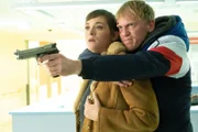 Milla (Friederike Becht) bedroht Norman (Pit Bukowski), doch als ihre Polizeikollegen dazu stoßen, wendet sich das Blatt und Norman nimmt sie als Geisel.