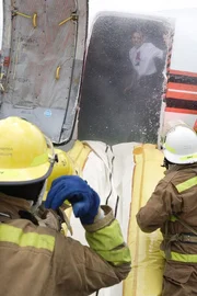 August 1985: Der British-Airtours-Flug 28M sollte eigentlich Urlauber von Manchester auf die griechische Ferieninsel Korfu bringen. Doch noch während des Starts fängt das linke Triebwerk Feuer. Obwohl die Piloten den Startvorgang abbrechen können, sterben insgesamt 55 Menschen noch während der Evakuierung ... August 1985: Der British-Airtours-Flug 28M sollte eigentlich Urlauber von Manchester auf die griechische Ferieninsel Korfu bringen. Doch noch während des Starts fängt das linke Triebwerk Feuer. Obwohl die Piloten den Startvorgang abbrechen können, sterben insgesamt 55 Menschen noch während der Evakuierung ...