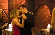 Sarah Allen (Jen Landon, l.); Jess LaCroix (Julian McMahon, r.)