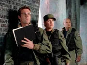 Daniel (Michael Shanks, li.) hat es geschafft. Gebannt schauen er, Carter (Amanda Tapping, mi.), Teal'c (Christopher Judge, re.) und O'Neill auf das Gerät...