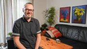 David, 49, Sachbearbeiter aus Unterkärnten sucht eine Partnerin mit Hirn, Herz und einem Kleiderschrank ohne Leopardenleggings: „Ich zieh zum Beispiel auch kein Mundl-Unterhemd an“, schmunzelt David. Für ihn zählt bei einer Frau nicht nur der Modestil, sondern auch der Intellekt und der Humor. Astrologie und Esoterik interessieren ihn nicht, stattdessen schätzt er Gespräche über Gott und die Welt. David kann es kaum erwarten, dem Datingmarkt voller skurriler Bekanntschaften endlich lebewohl zu sagen: „Da schreibt man – und nach kurzer Zeit heißt es schon, dass ich meine Katzen hergeben soll, damit es prinzipiell mit der Liebe funktionieren könnte. Und das, obwohl die Frau und ich uns noch nicht persönlich getroffen haben“, erzählt der 49-jährige Mann mit seinem trockenen Humor. Auch das berüchtigte „Ghosting“ hat er oft erlebt: „Man unterhält sich gut über lange Strecken und investiert Zeit und dann ist die Dame auf einmal weg.“ Auf die Frage von Nina Horowitz, warum er eigentlich auf Partnersuche ist, antwortet David: „Ich suche, weil ich keine Lust mehr habe, auf den Feiern der ewige Single-Onkel zu sein“. Eine große Portion Selbstironie bringt David auch mit: „Kochen kann man das, was ich mache, nicht nennen. Aber ich verhungere nicht. Ein Käsebrot ist gerade noch drinnen.“ Er macht den Haushalt selbst und ist mit seinen 1,88 m auch nicht zu übersehen: „Nur mein schütteres Haar lässt sich nicht ändern.“ Dafür ist sein großes Herz noch zu vergeben.