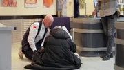 Ein Mädchen ist an Tanjas Kasse umgekippt - sofort ist Udo zur Stelle, um zu helfen.