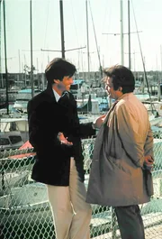 Im scheinbar harmlosen Gespräch entlockt Columbo (Peter Falk, r.) Dr. Collier (George Hamilton) sehr aufschlussreiche Informationen.