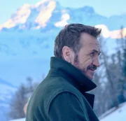 Wieder einmal muss Rocco (Mario Giallini) bei der Arbeit hoch hinauf in die ungeliebten winterlichen Berge.