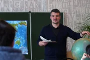 Nikolai pendelt zwischen drei verschiedenen Schulen, in denen er Englisch und Geografie unterrichtet.