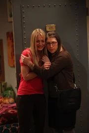 Leonard erfährt, dass Priya wieder in der Stadt ist. Obwohl Raj seiner Schwester den Umgang mit Leonard verboten hat, wollen die zwei eine Beziehung eingehen. Als Penny (Kaley Cuoco, l.) davon erfährt, will Amy (Mayim Bialik, r.) ihr als beste Freundin beistehen ...