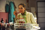 Trixi (Doreen Dietel) ist sich sicher, dass ihre Parfüm-Kreation ein Erfolg wird.