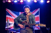 Kommissar Gregor (Jonas Minthe) greift im Klub des verdächtigen englischen Betreibers Philip Yates zur Gitarre.
