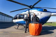 PUR+-Moderator Eric Mayer zu Besuch beim Team der Polizeifliegerstaffel Nordrhein-Westfalen, die rund um die Uhr für Löschhubschraubereinsätze bereit steht.