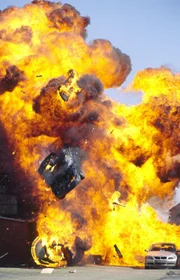 Bei der Verfolgungsjagd mit dem Gangster Pal Dardai in einem Industriekomplex kommt es zu einer gewaltigen Explosion...