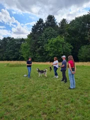 V.l.: Hundetrainer Marcel Wunderlich, Hündin Kira, Simone, Uwe, Eliana.