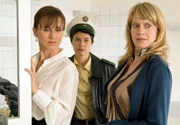 rbb Fernsehen MORD MIT AUSSICHT, "Fingerübungen", Staffel 1, Folge 3/39, am Samstag (10.02.18) um 20:15 Uhr. Lasmos Frau Leah (Sophie Rois, l.), Sophie Haas (Caroline Peters, r.) und Bärbel Schmied (Meike Droste, M.) besuchen Roman Lasmo im Krankenhaus. Die Frauen versprechen, den geraubten Finger rechtzeitig wieder zu finden. © rbb/ARD/Frank Dicks, honorarfrei - Verwendung gemäß der AGB im engen inhaltlichen, redaktionellen Zusammenhang mit genannter rbb-Sendung bei Nennung "Bild: rbb/ARD/Frank Dicks" (S1). rbb Presse & Information, Masurenallee 8-14, 14057 Berlin, Tel: 030/97 99 3-12118 oder -12116, pressefoto@rbb-online.de